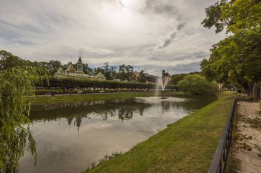 Parkta çeşmesi olan göl manzarası çok güzel. Uppsala, İsveç, Avrupa. 08.20.2020. Uppsala. İsveç.