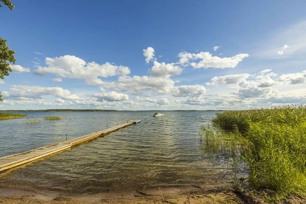 Uitzicht Oostzee Met Boot Geparkeerd Kust Blauwe Lucht Achtergrond Prachtige — Stockfoto