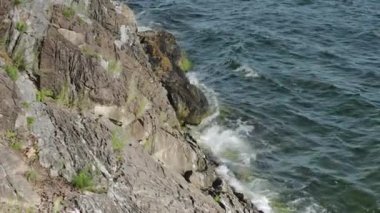 Baltık Denizi 'nin taşlara çarptığı güzel bir manzara. Muhteşem doğa manzarası. İsveç.