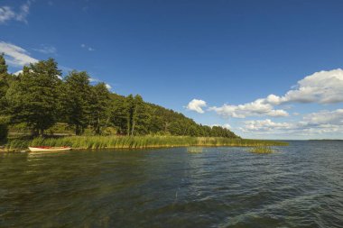 Beyaz bulutlarla kaplı mavi gökyüzü üzerinde güzel bir Baltık deniz manzarası. Güzel yaz doğası geçmişi. İsveç, Avrupa.