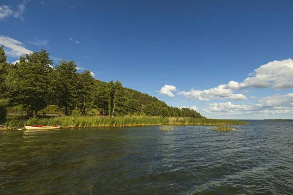 Beyaz bulutlarla kaplı mavi gökyüzü üzerinde güzel bir Baltık deniz manzarası. Güzel yaz doğası geçmişi. İsveç, Avrupa.