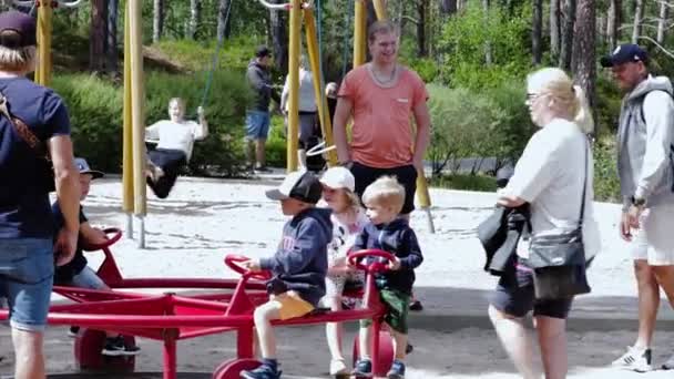 Schöne Aussicht Auf Erwachsene Und Kinder Auf Dem Spielplatz Park — Stockvideo
