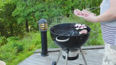 Erkek ızgara et ve soğan manzarası yaz günü. Sağlıklı yeme kavramı.