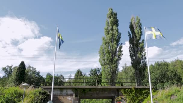 Zweedse Vlaggen Zwaaiend Wind Groene Bosbomen Blauwe Lucht Met Witte — Stockvideo