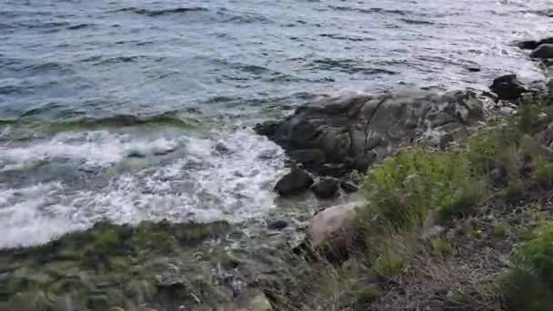 Bela Vista Das Ondas Mar Báltico Quebrando Contra Pedras Vista — Vídeo de Stock