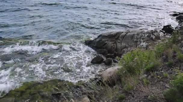 Bela Vista Câmera Lenta Ondas Mar Báltico Quebrando Contra Pedras — Vídeo de Stock