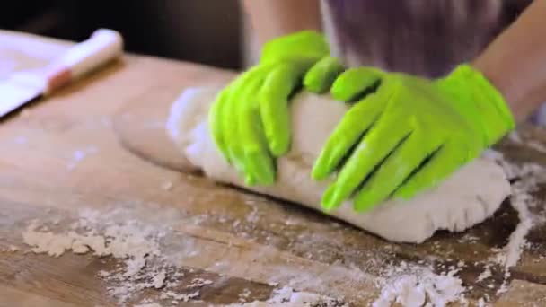 Vue Rapprochée Des Mains Féminines Gants Verts Faisant Pâte Sur — Video