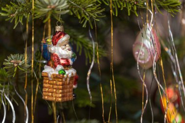 Noel ağacındaki renkli Noel süslerine yakından bakın. Noel tatili kavramı.