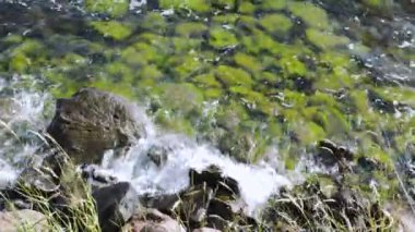 Baltık Denizi 'nin taşlara çarptığı dalgaların görüntüsü. Muhteşem doğa manzarası. İsveç.