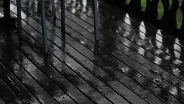 Вид Дощ Падає Темну Мокру Дерев Яну Підлогу Зовні Будинку — стокове відео