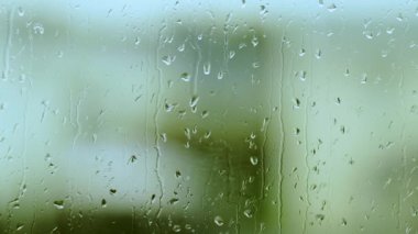 Pencere camında akan yağmur damlalarının görüntüsü. Güzel doğa geçmişi.