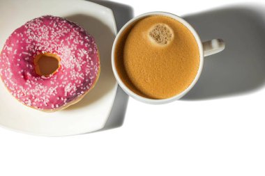 Kahve ve kırmızı çöreğin yakın görüntüsü. Yiyecek ve içecek konsepti.