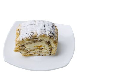 Beyaz zemin üzerinde beyaz tabakta pasta görüntüsü izole edildi. Gıda ve sağlık geçmişi.