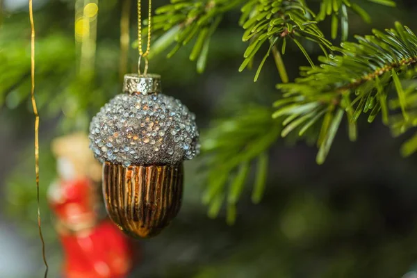 Γκρο Πλαν Άποψη Των Πολύχρωμων Διακοσμήσεις Χριστουγέννων Στο Χριστουγεννιάτικο Δέντρο — Φωτογραφία Αρχείου