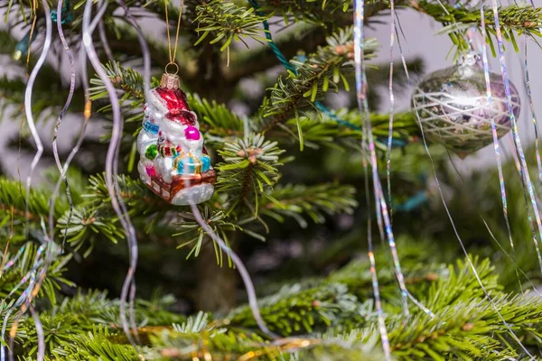 Noel ağacındaki renkli Noel süslerine yakından bakın. Noel tatili konsepti. Kartpostal. 