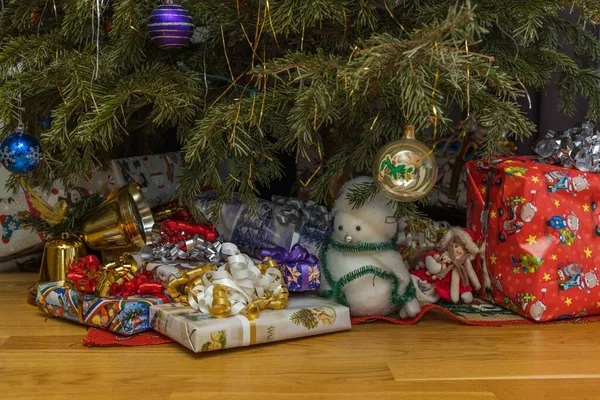 Vista Perto Presentes Abaixo Árvore Natal Decorada Conceito Natal Cartão — Fotografia de Stock