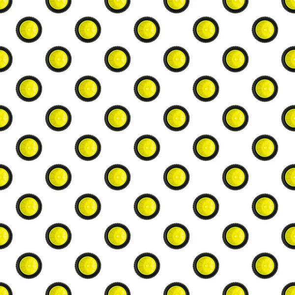 Beyaz arka planda izole edilmiş siyah lastikli mini boy sarı plast tekerlek görüntüsü. Radyo kontrollü araba konsepti.