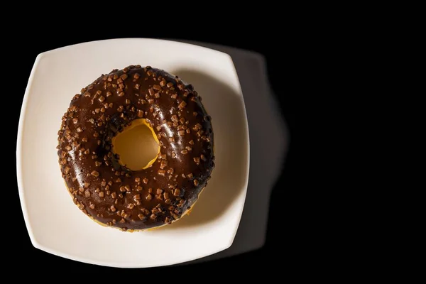 Nahaufnahme Von Schokoladen Donut Auf Weißem Teller Und Schwarzem Hintergrund — Stockfoto
