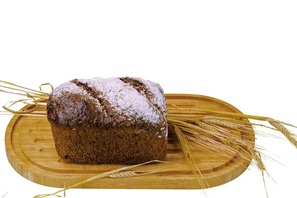 Pohled Žitný Chléb Žitné Uši Dřevěné Řezací Desce Izolované Bílé — Stock fotografie