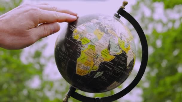 Tutup Pandangan Tangan Berputar Sekitar Dunia Sekolah Berwarna Warni — Stok Video