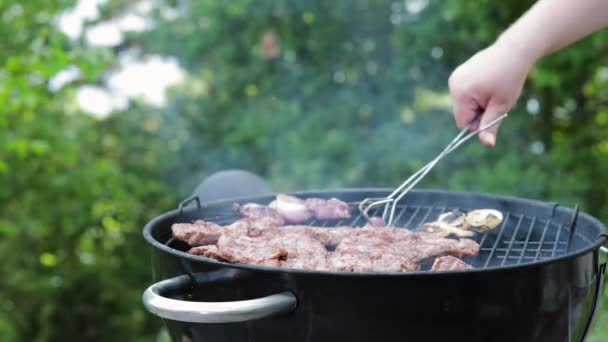 Nahaufnahme Von Männern Die Einem Sommertag Fleischsteak Grillen Würstchen Und — Stockvideo