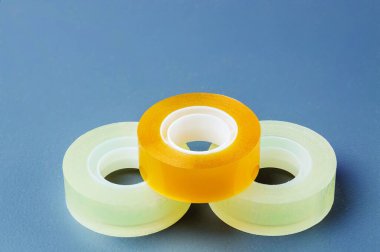 Mavi arkaplandaki farklı kasetlerin görüntüsünü kapat. Kırtasiye kavramı arkaplanı.