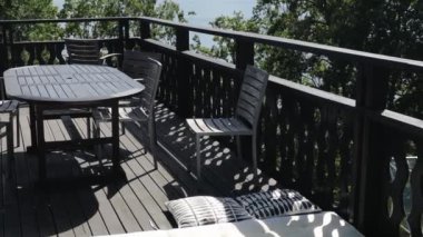 Baltık Denizi 'nin muhteşem manzaralı özel evin etrafındaki ahşap verandanın genel görünümü.