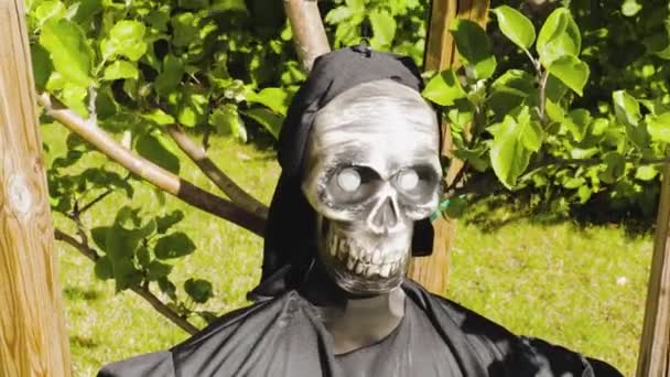 Közelkép Csontváz Fekete Ruha Zöld Növények Háttér Halloween Koncepció Háttér — Stock videók