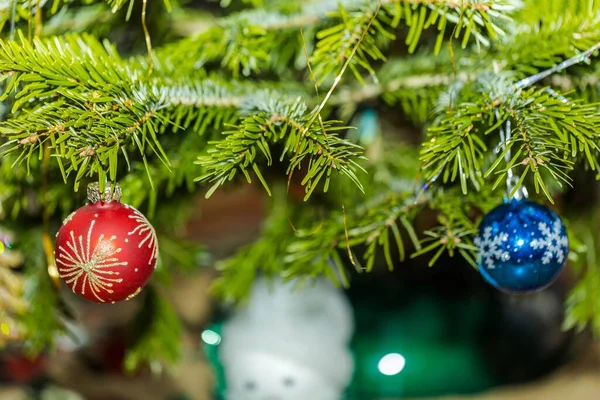 以猫头鹰形象的形式展示可爱的圣诞树装饰 圣诞假期的概念 明信片 美丽的圣诞背景 — 图库照片