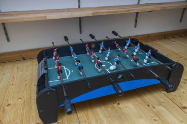 Ahşap zemindeki eski masa futbolu maçının yakın görüntüsü. Ev oyunları konsepti.