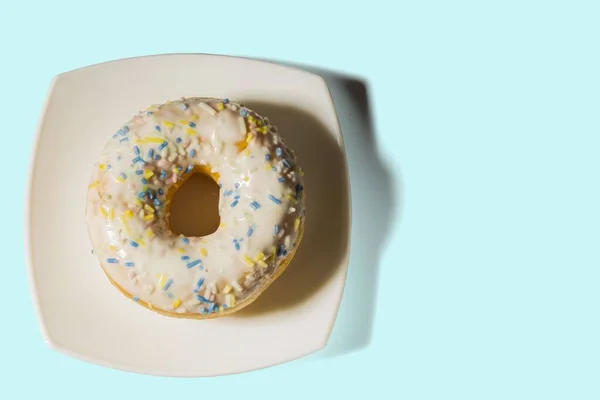 Widok Bliska Pączka Cukru Białym Talerzu Izolowane Niebieskim Tle Zdrowie — Zdjęcie stockowe