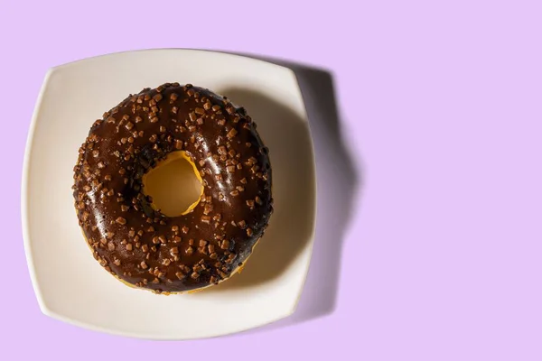 Vista Perto Donut Chocolate Prato Branco Fundo Rosa Conceito Alimentação — Fotografia de Stock