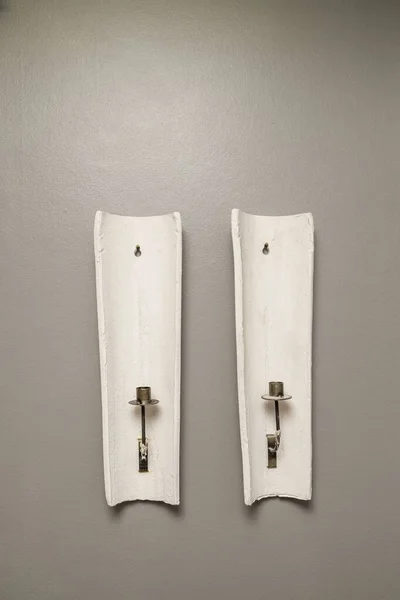 Закройте Вид Две Старые Белые Свечи Сером Фоне Стены Изолированы — стоковое фото