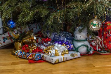 Noel ağacının altındaki hediyelerin yakın görüntüsü. Noel tatili konsepti. Kartpostal Uppsala. İsveç. 12.24.2019.