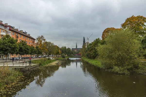 Herrlicher Blick Auf Die Stadtstraße Mit Der Kathedrale Hintergrund Herbsttag — Stockfoto