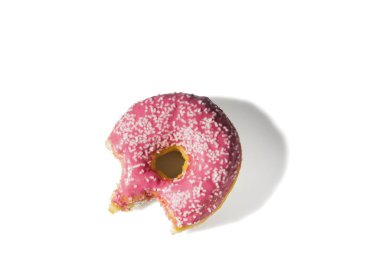 Isırılmış çikolatalı çöreğin beyaz arka plandaki görüntüsü izole. Gıda ve sağlık konsepti.