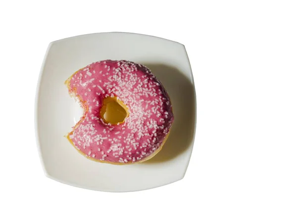 Vista Perto Donut Mordido Placa Branca Isolada Fundo Branco Conceito — Fotografia de Stock
