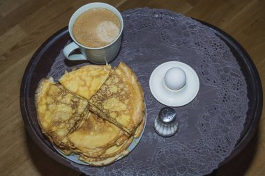 Krep, yumurta ve kahve ile servis edilen sehpanın güzel manzarası. Sağlıklı yeme kavramı.