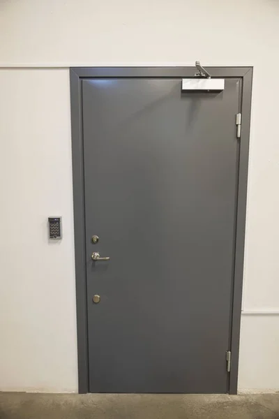 Dijital kodlu gri metal kapı ve ekstra ağır alüminyum ticari kapı daha yakında. Güvenlik kavramı.