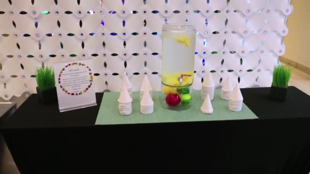 Vue Rapprochée Table Avec Distributeur Eau Infuseur Des Tasses Jetables — Video