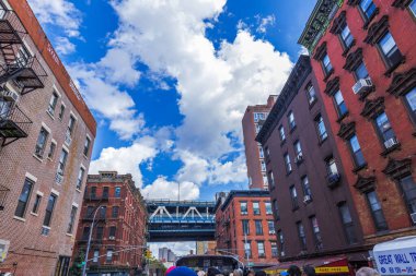 Manhattan Köprüsü New York 'taki tarihi kırmızı tuğla binaların ve sokak manzarasının üzerinde yükseliyor. - New York. ABD. 