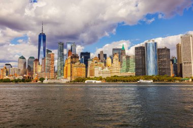 Manhattan 'ın alt ufuk çizgisi, Doğu Nehri' nin arka planına ve bulutlu gökyüzüne karşı Tek Dünya Ticaret Merkezi. - New York. ABD. 
