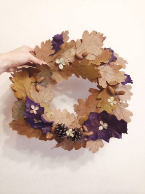 elinde yaprakların çelenk