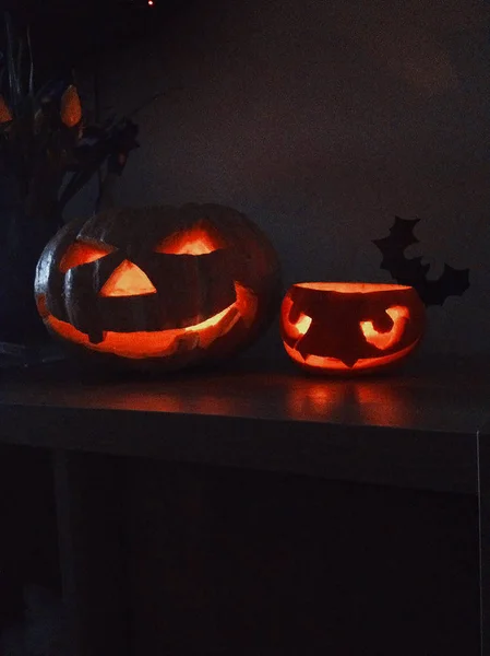 Duas abóboras halloween wiht luz — Fotografia de Stock