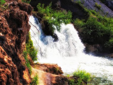 Ormanın derinliklerindeki güzel şelale