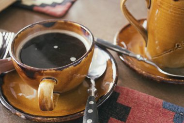 eski ahşap masada kahve fincanı. bir kafede sabah seçici odak kahve molası