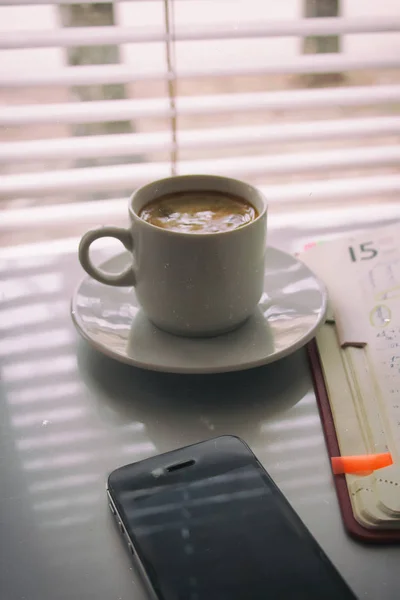 Силуэты утреннего утреннего утреннего кофе с запиской и телефоном — стоковое фото