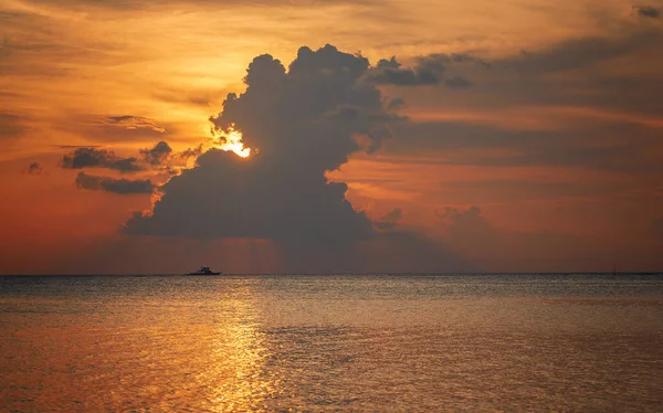 Gün batımında Maldivler. Deniz, bulutlar, siluetler. İlkbahar, 2019
