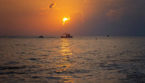 Gün batımında Maldivler. Deniz, bulutlar, siluetler. İlkbahar, 2019