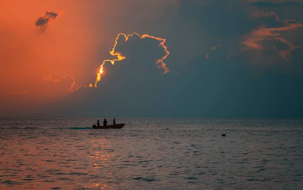 Gün batımında Maldivler. Deniz, bulutlar, siluetler. İlkbahar, 2019